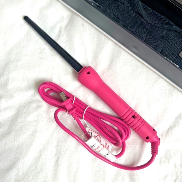 Herstyler Teflon Wand Baby Curl Hot Pink Clipless Ceramic Barrel Dual Volt New - Picture 1 of 5